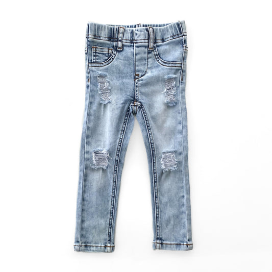 DISTRESSED JEANS - LIGHT WASH