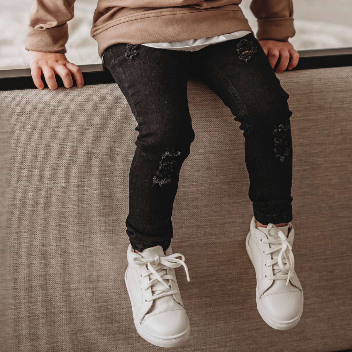 DISTRESSED JEANS - BLACK